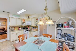 Pet-friendly Freeport Home - 2 Mi to Beach!