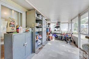 Pet-friendly Freeport Home - 2 Mi to Beach!