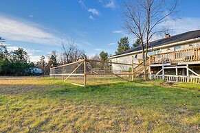 Peaceful Necedah Retreat: 3 Mi to Lakes!