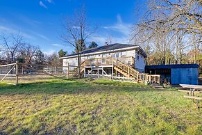 Peaceful Necedah Retreat: 3 Mi to Lakes!