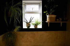 Inviting & Secluded 1BD House w/ Patio - Peckham!