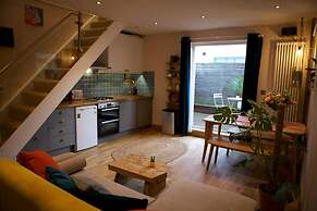 Inviting & Secluded 1BD House w/ Patio - Peckham!
