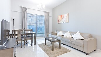 Luxury StayCation - Vibrant 1BR Apartment With Pool and Huge Balcony