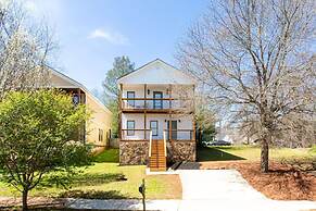 Huge 4 Bdrm Home in the Heart of Atlanta King Bed