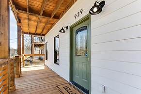 Huge 4 Bdrm Home in the Heart of Atlanta King Bed