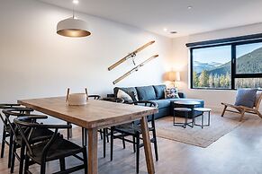 Drop In Condo by Revelstoke Vacations
