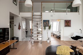 2ndhomes Gorgeous & Unique Top Floor Apt