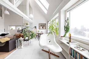 2ndhomes Gorgeous & Unique Top Floor Apt