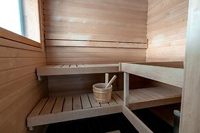 2ndhomes Gorgeous & Unique Top Floor Apt