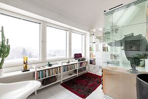 2ndhomes Gorgeous & Unique Top Floor Apt