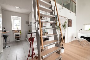 2ndhomes Gorgeous & Unique Top Floor Apt