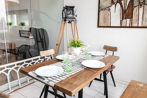 2ndhomes Gorgeous & Unique Top Floor Apt