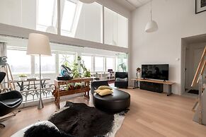 2ndhomes Gorgeous & Unique Top Floor Apt