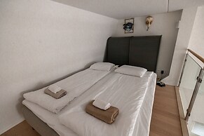 2ndhomes Gorgeous & Unique Top Floor Apt