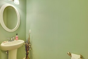 Sweet Dreamin Townhome ~ 7 Mi to Beach!