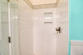 Branson Condo w/ Pool Near Silver Dollar City!