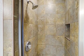 Spacious Fairbanks Home w/ Fireplaces!