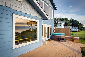 The Lighthouse: 3 Acre Port Orford Oceanfront Home
