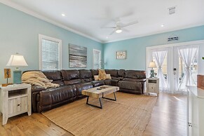 Family-friendly Pensacola Home < 1 Mi to Beach!
