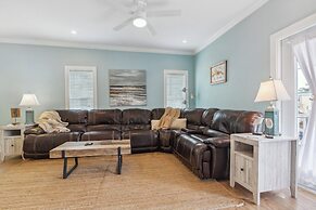 Family-friendly Pensacola Home < 1 Mi to Beach!