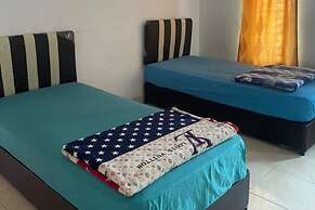 SPOT ON 93378 Lona Guest House Syariah