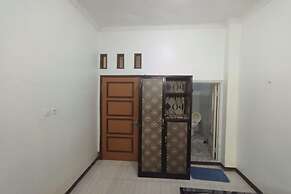 SPOT ON 93385 Penginapan Hj Lilis 2 Syariah