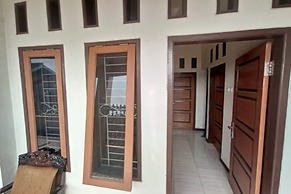 SPOT ON 93385 Penginapan Hj Lilis 2 Syariah