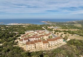 Residence with pool in Isola Rossa