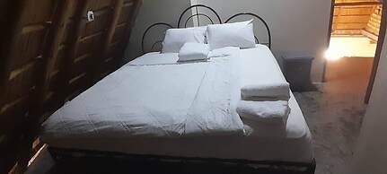 White Cat Farm Hut Inn