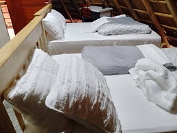 White Cat Farm Hut Inn