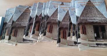 White Cat Farm Hut Inn