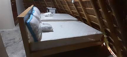 White Cat Farm Hut Inn