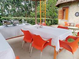 White Cat Farm Hut Inn