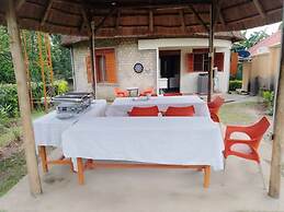 White Cat Farm Hut Inn