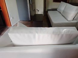 White Cat Farm Hut Inn