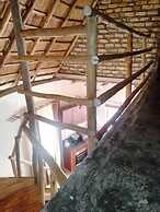 White Cat Farm Hut Inn