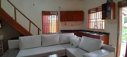 White Cat Farm Hut Inn