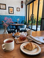 Sundays Café & Hotel