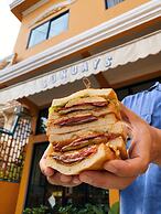 Sundays Café & Hotel