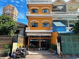 Sundays Café & Hotel