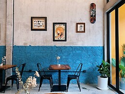 Sundays Café & Hotel