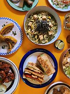 Sundays Café & Hotel