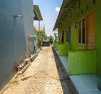 OYO Life 93382 Gajayana Kost Female Only Syariah