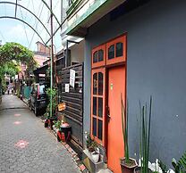 OYO Life 93382 Gajayana Kost Female Only Syariah