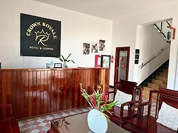 Crown Royale Hotel & Lounge
