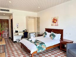 Crown Royale Hotel & Lounge