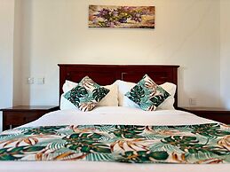 Crown Royale Hotel & Lounge