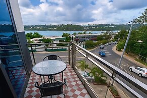 Crown Royale Hotel & Lounge