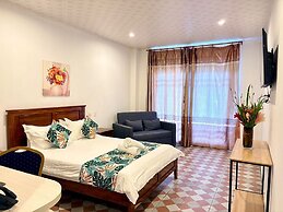 Crown Royale Hotel & Lounge