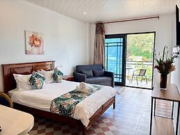 Crown Royale Hotel & Lounge